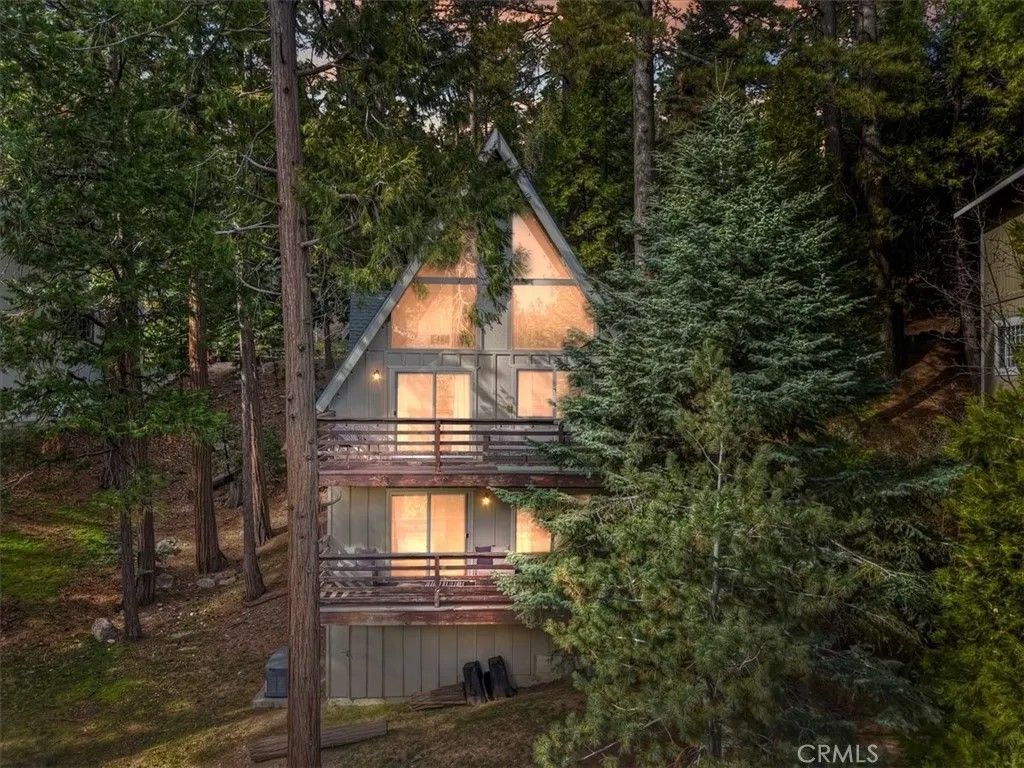 Photo of 155 Birchwood Dr, Lake Arrowhead, CA 92352 (MLS # IG26038668)