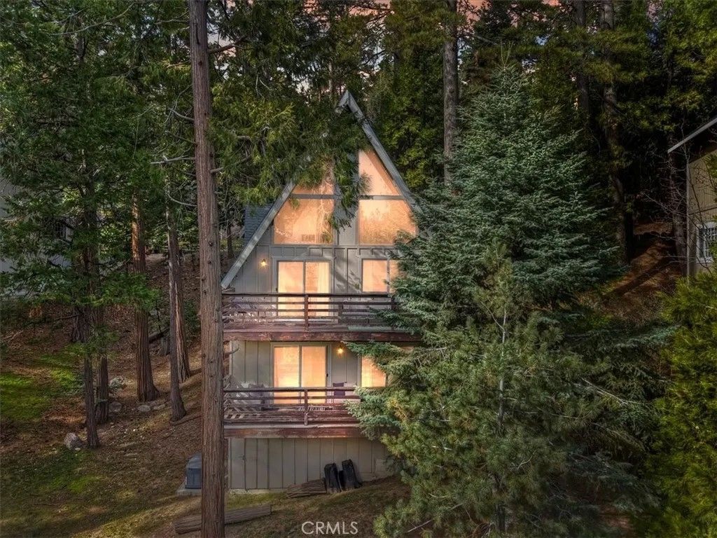 Photo of 155 Birchwood Dr, Lake Arrowhead, CA 92352 (MLS # IG26038668)