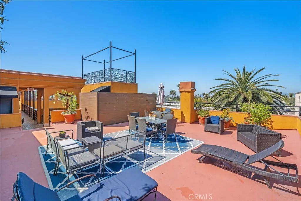 828 N Hudson Avenue 106