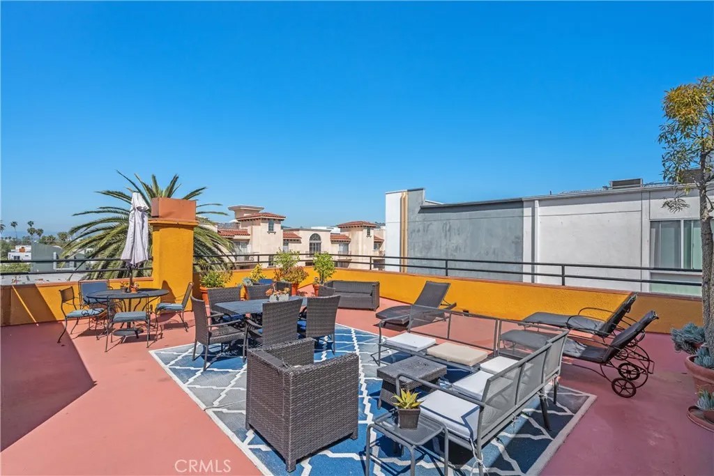 828 N Hudson Avenue 106