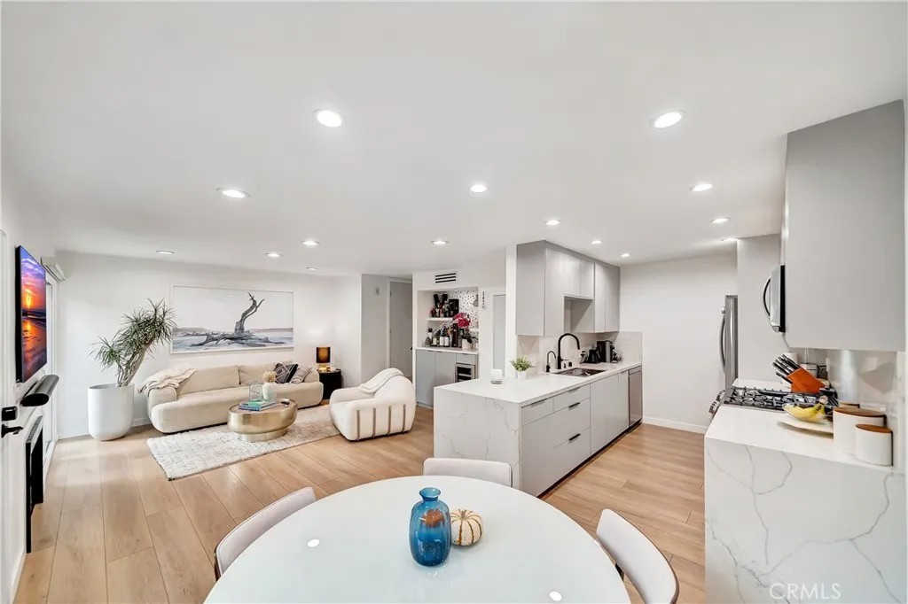 14727 Magnolia Boulevard 126