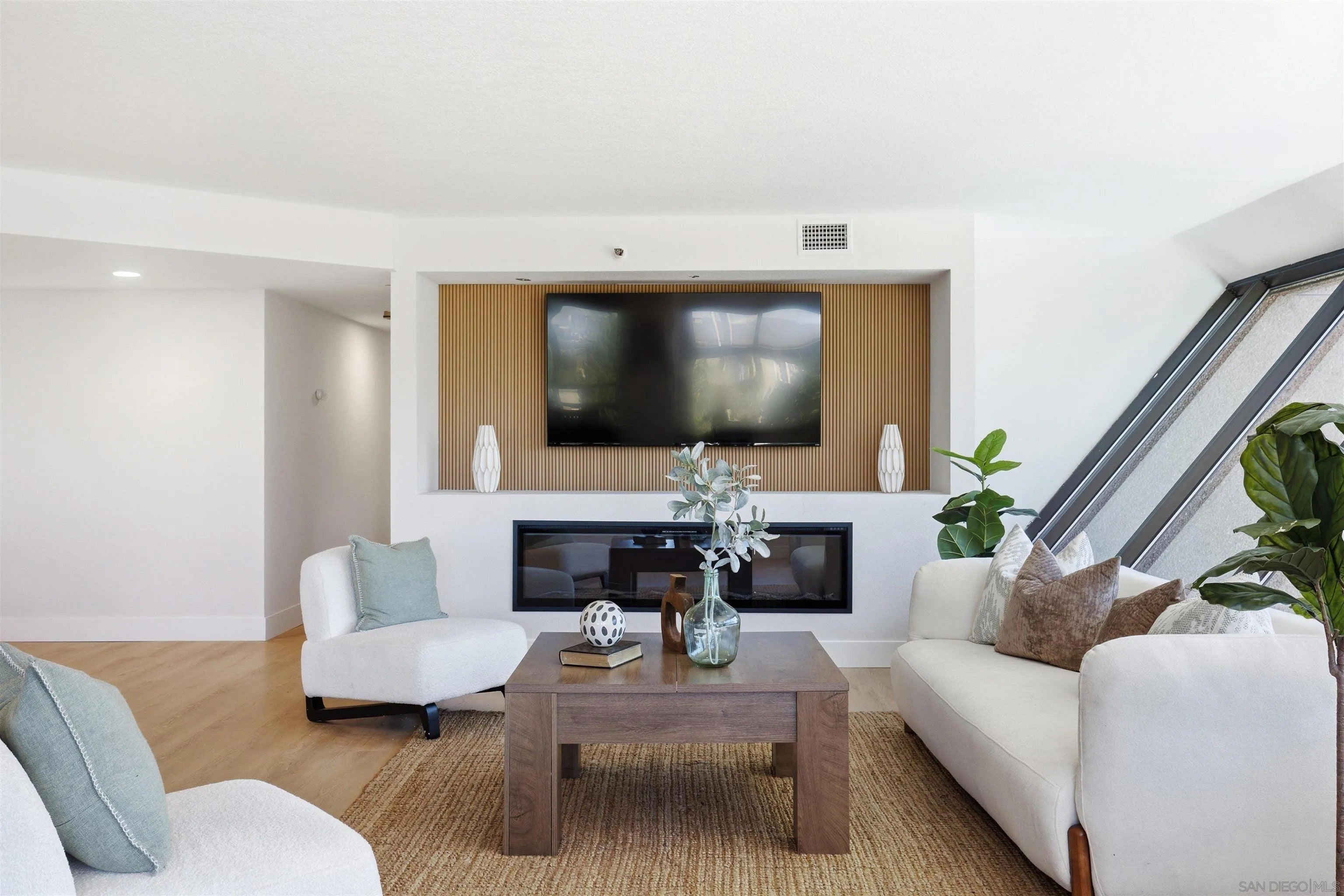 230 W Laurel 204