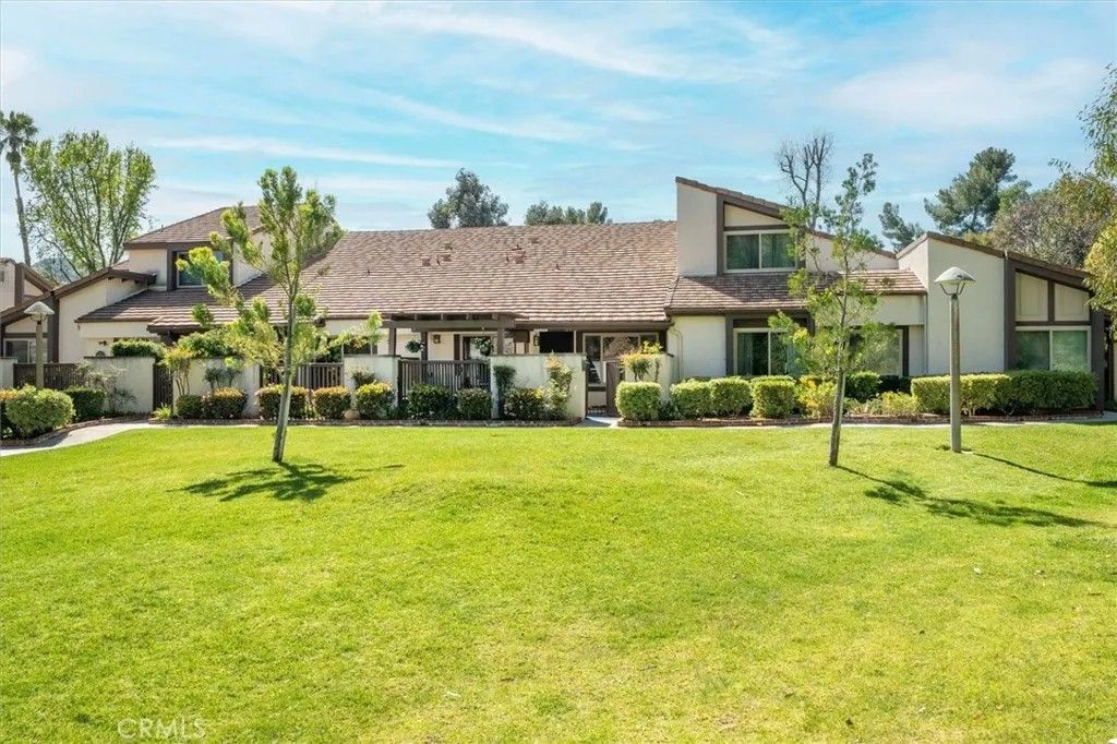 Photo of 24785 Sand Wedge Ln, Valencia, CA 91355 (MLS # SR26056700)