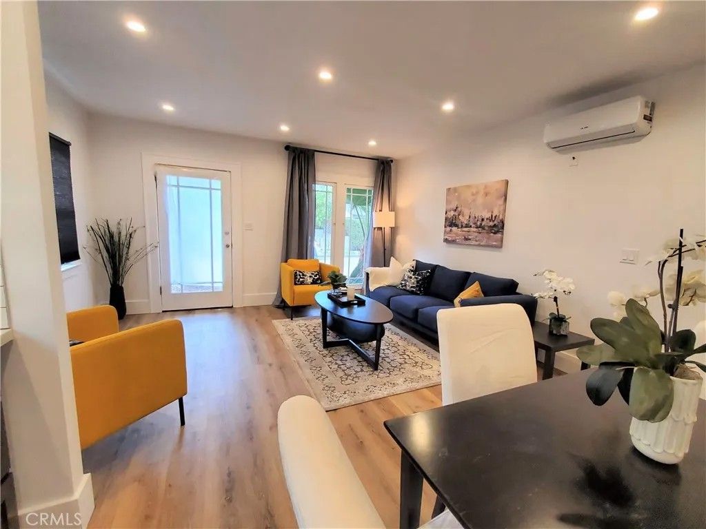 Photo of 908 Victoria Avenue, Venice, CA 90291 (MLS # SR26016884)