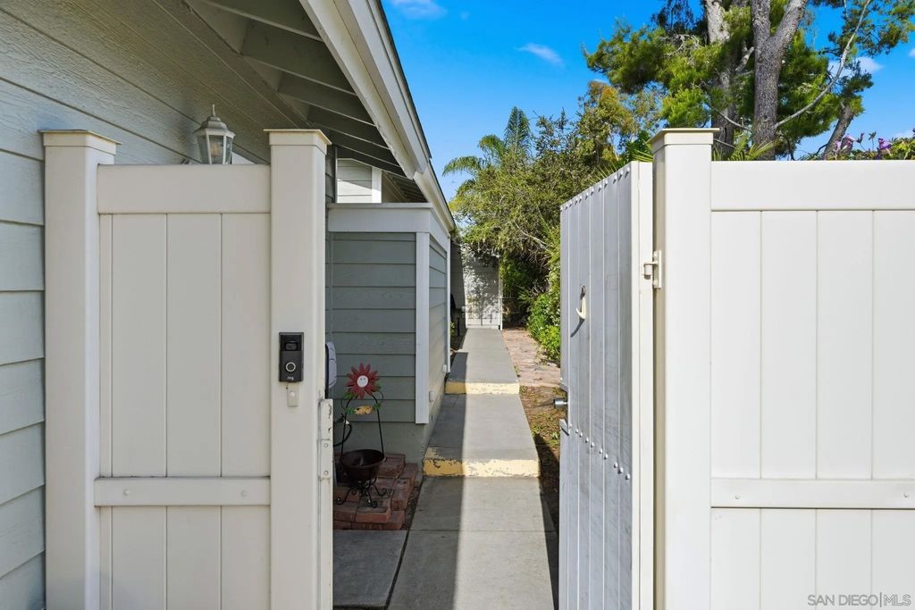 Photo of 1998 Cambridge Ct, Vista, CA 92081 (MLS # 260010581)