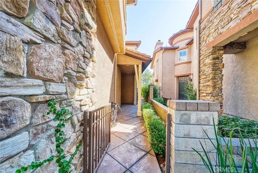 Photo of 26640 Via Bellazza, Valencia, CA 91381 (MLS # SR26010311)