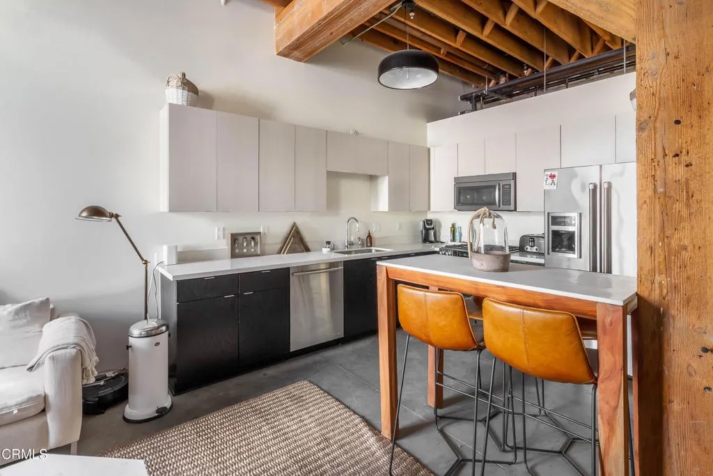 527 Molino Street 108