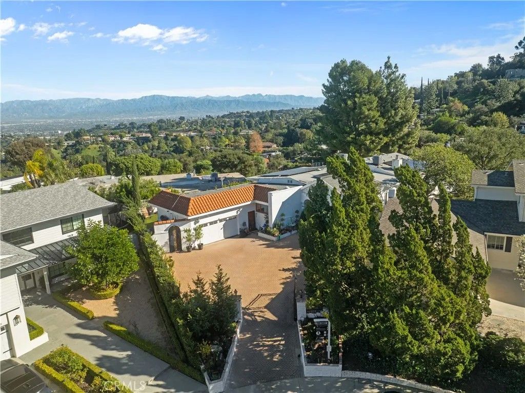 Photo of 16015 Jeanne Ln, Encino, CA 91436 (MLS # SR26013906)