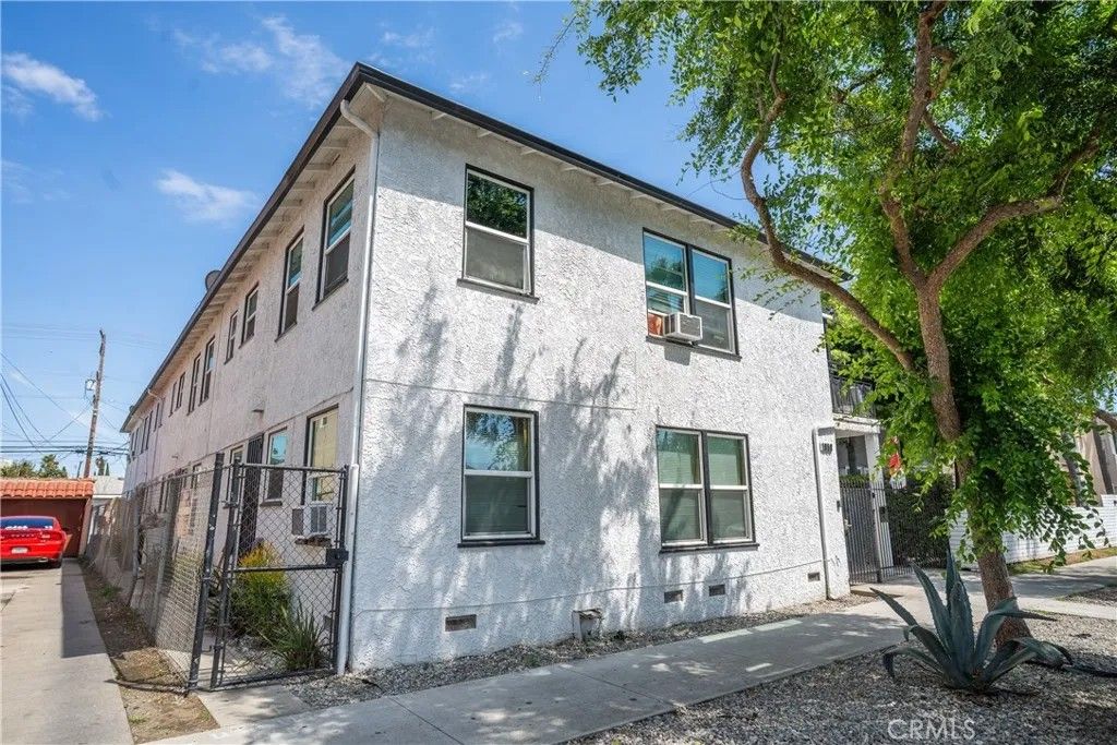 Photo of 1958 Pine AVE, Long Beach, CA 90806 (MLS # SB26098552)