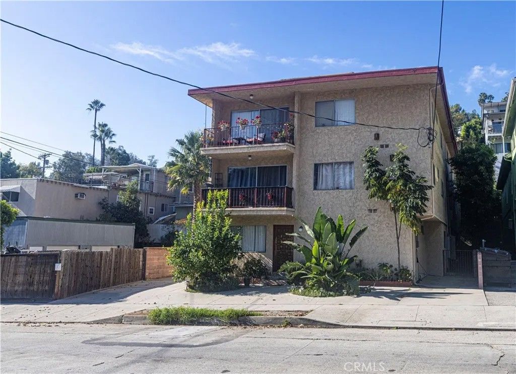 Photo of 2421 N Beachwood Dr, Los Angeles, CA 90068 (MLS # SR26007004)