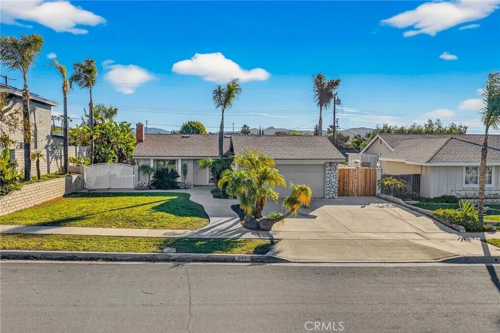 Photo of 541 San Gorgonio Drive, Corona, CA 92879 (MLS # SW26009039)