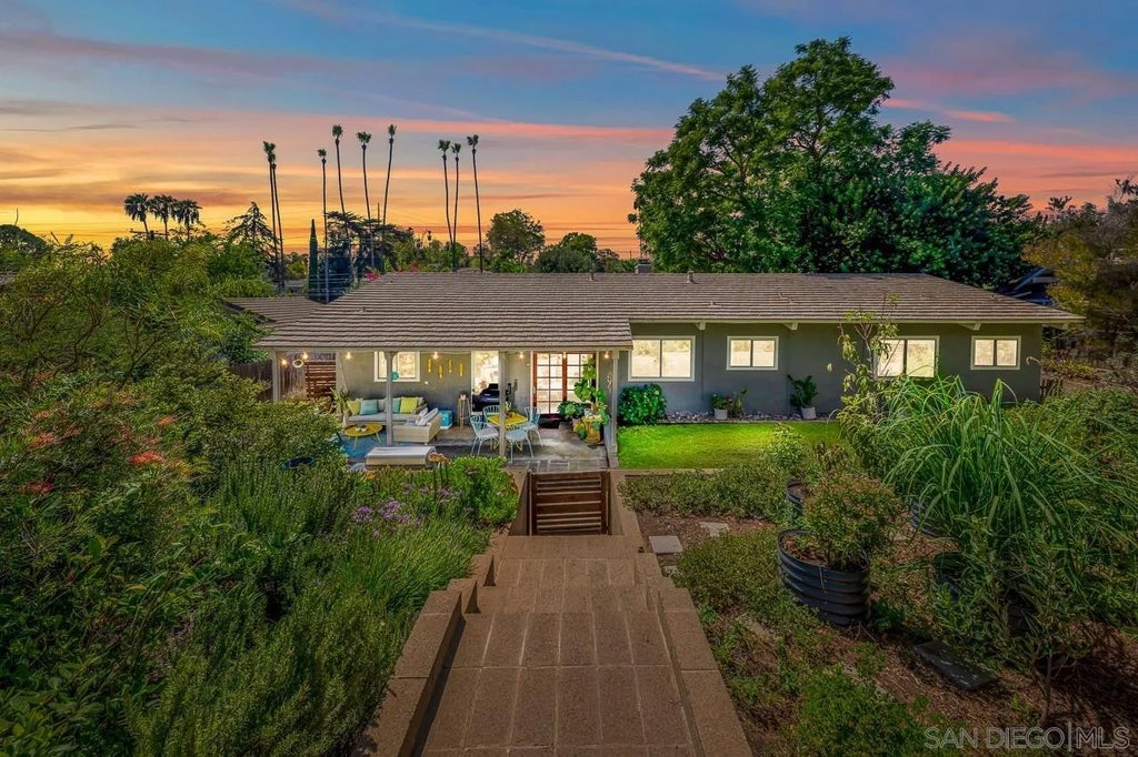 Photo of 2208 Sunset Drive, Escondido, CA 92025 (MLS # 260023827)