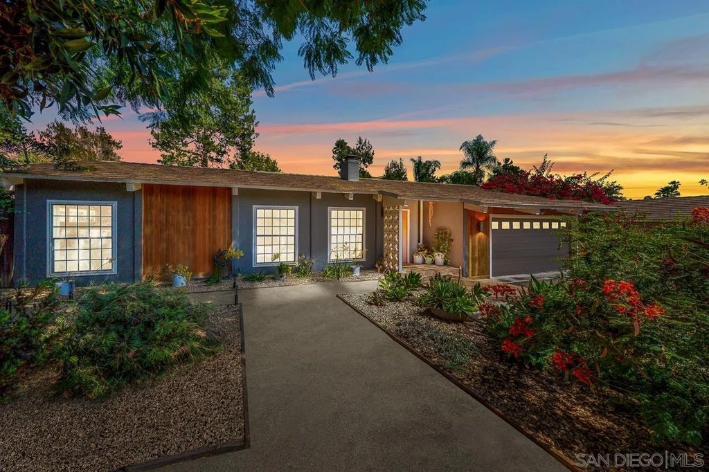 Photo of 2208 Sunset Drive, Escondido, CA 92025 (MLS # 260023827)