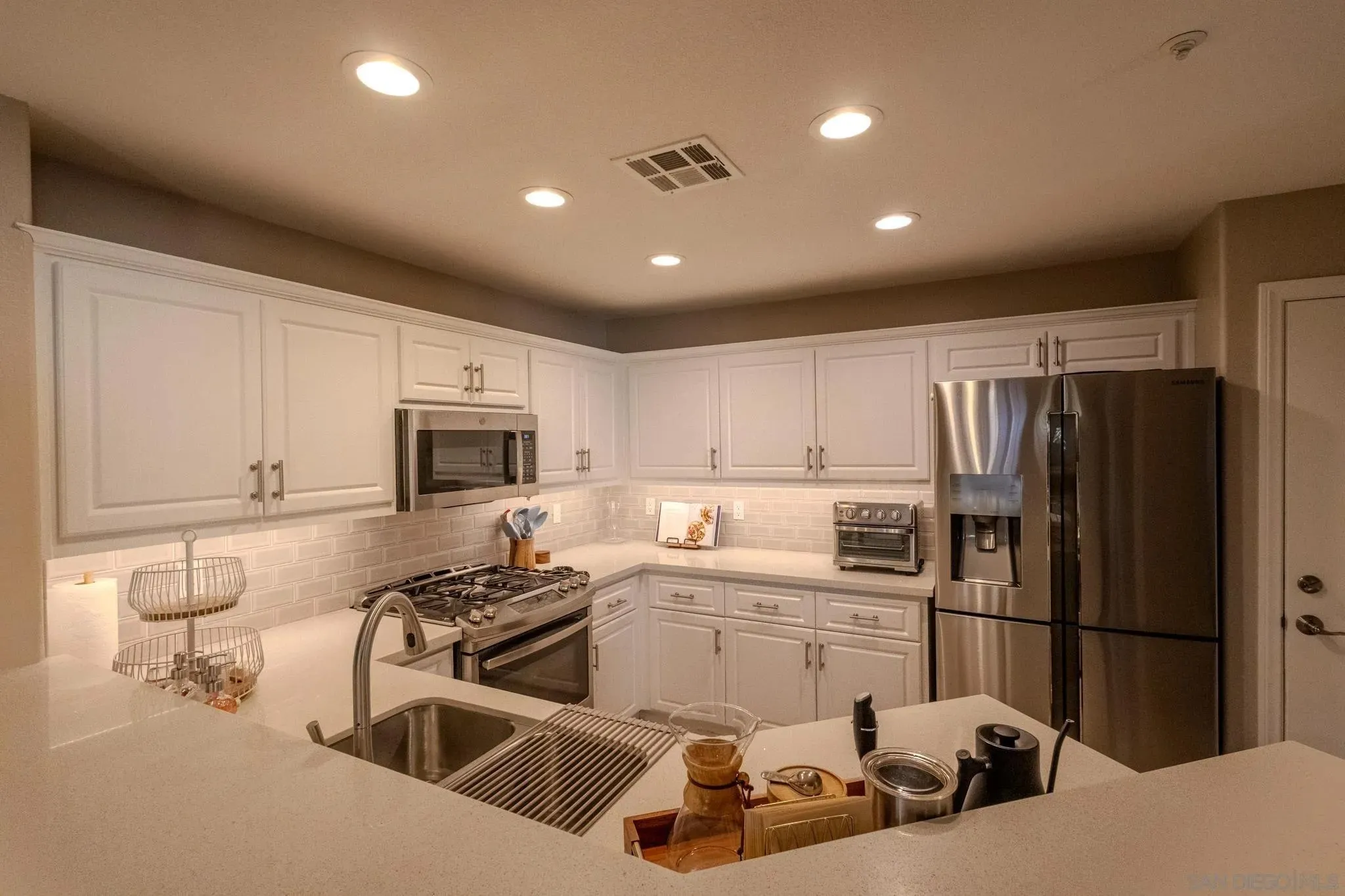 Santee, California 92071, United States, 3 Bedrooms Bedrooms, ,3 BathroomsBathrooms,Residential,Active,241469