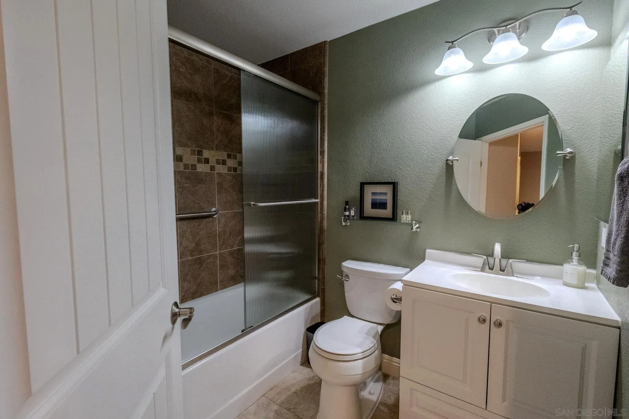 Santee, California 92071, United States, 3 Bedrooms Bedrooms, ,3 BathroomsBathrooms,Residential,Active,241469