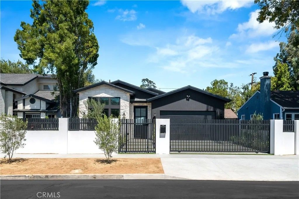 Photo of 4734 Tobias Avenue, Sherman Oaks, CA 91403 (MLS # SR25265131)