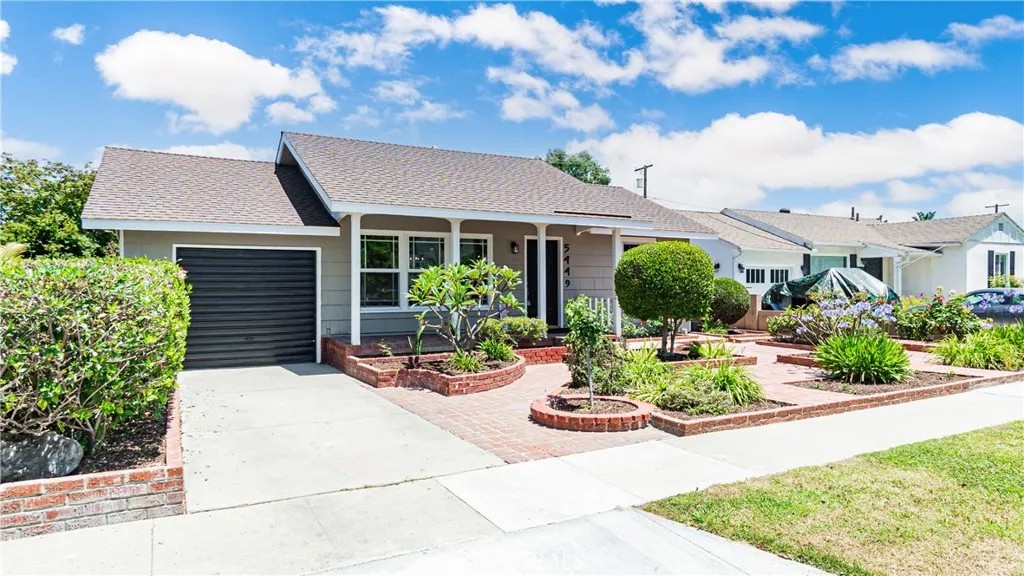 5449 E Fairbrook
