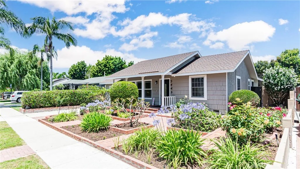 5449 E Fairbrook