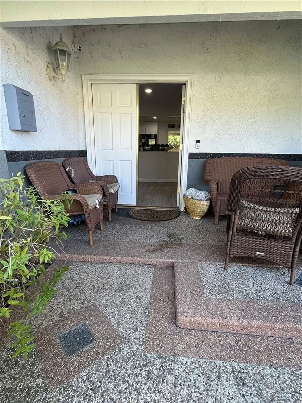 Photo of 6251 Chimineas AVE, Tarzana, CA 91335 (MLS # SR26101675)