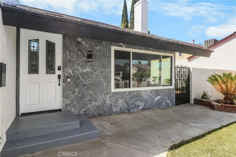 2122 W Chalet
