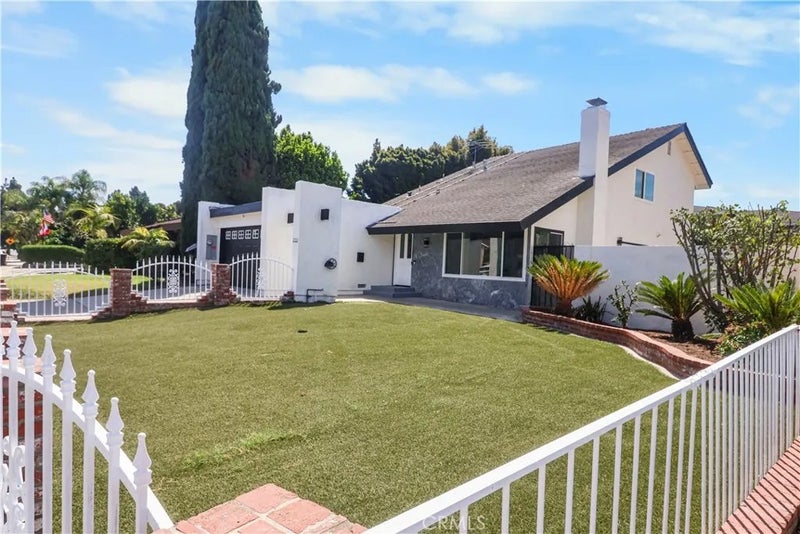 2122 W Chalet