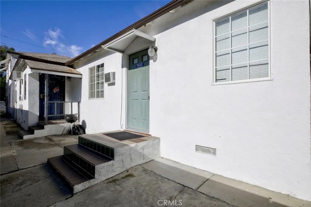 Photo of 5945 Willowcrest, North Hollywood, CA 91601 (MLS # GD26006096)