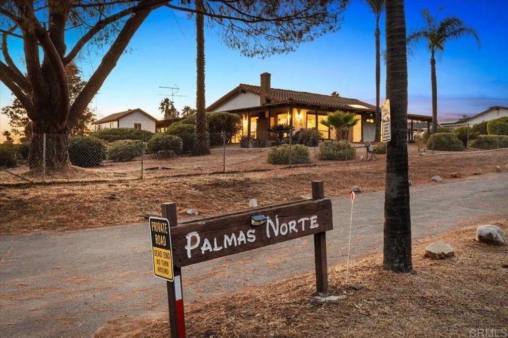 Photo of 112 Palmas Norte, Fallbrook, CA 92028 (MLS # NDP2507988)