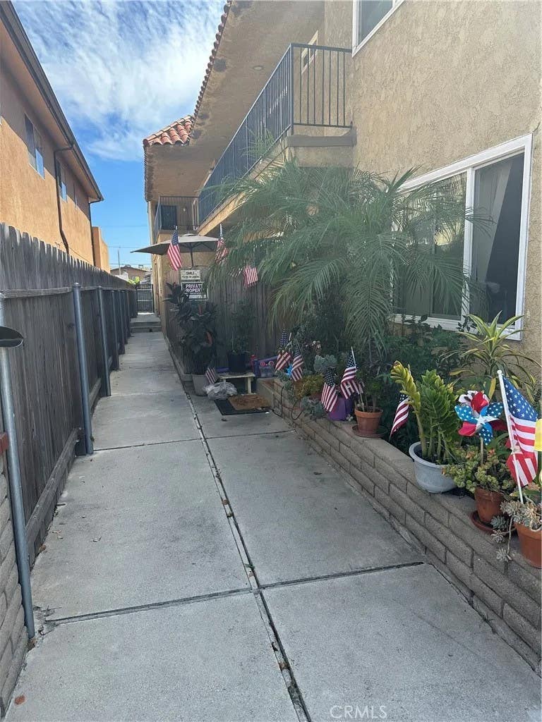 Photo of 683 W 12th #4, Los Angeles, CA 90015 (MLS # SB26185769)