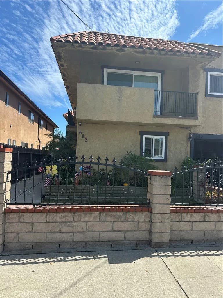 Photo of 683 W 12th #4, Los Angeles, CA 90015 (MLS # SB26185769)