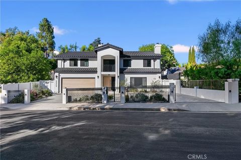 Photo of 22269 Avenue San Luis, Woodland Hills, CA 91364 (MLS # PW26045818)