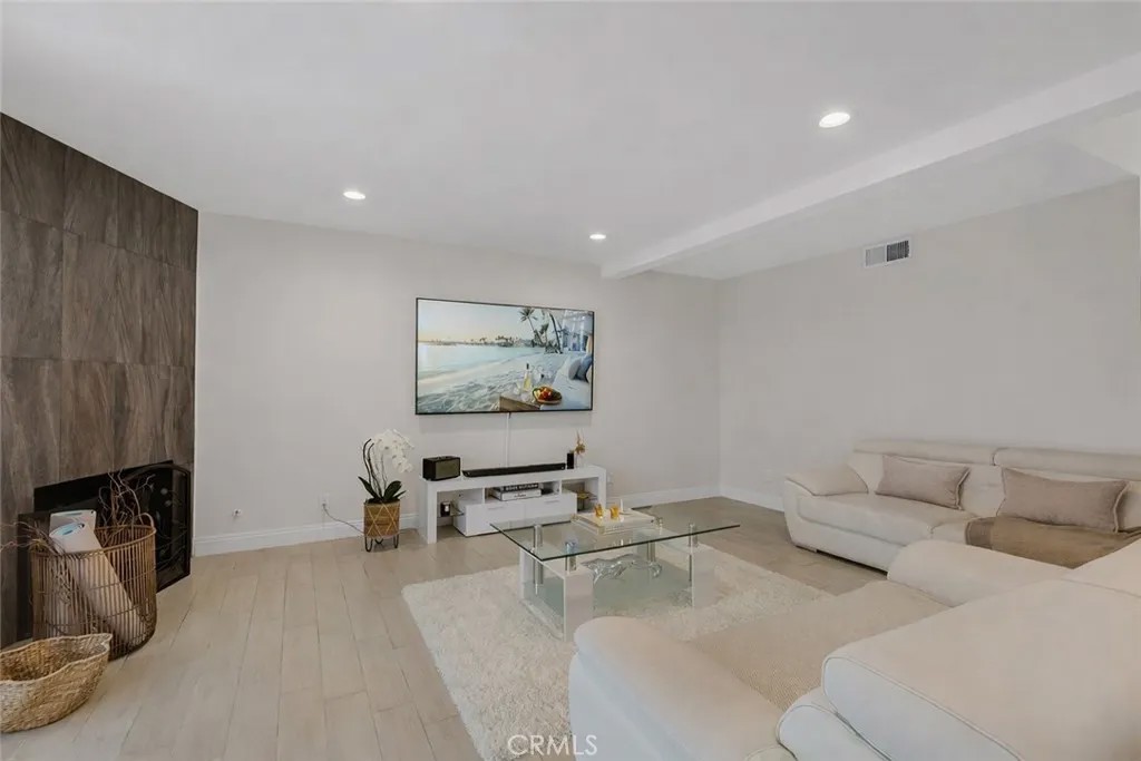 10011 Topanga Canyon 1
