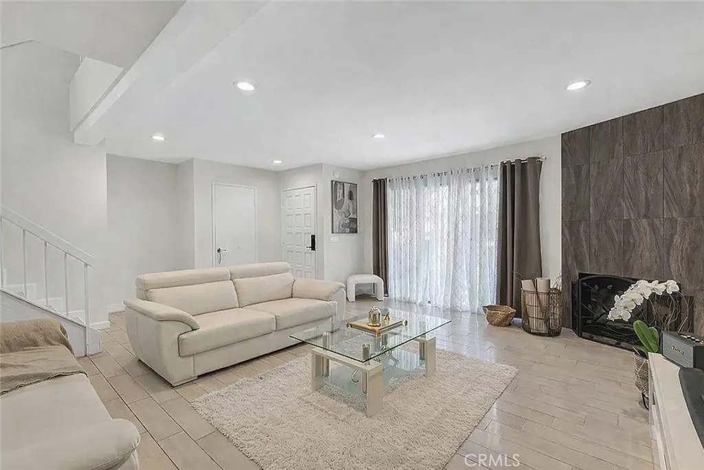 10011 Topanga Canyon 1