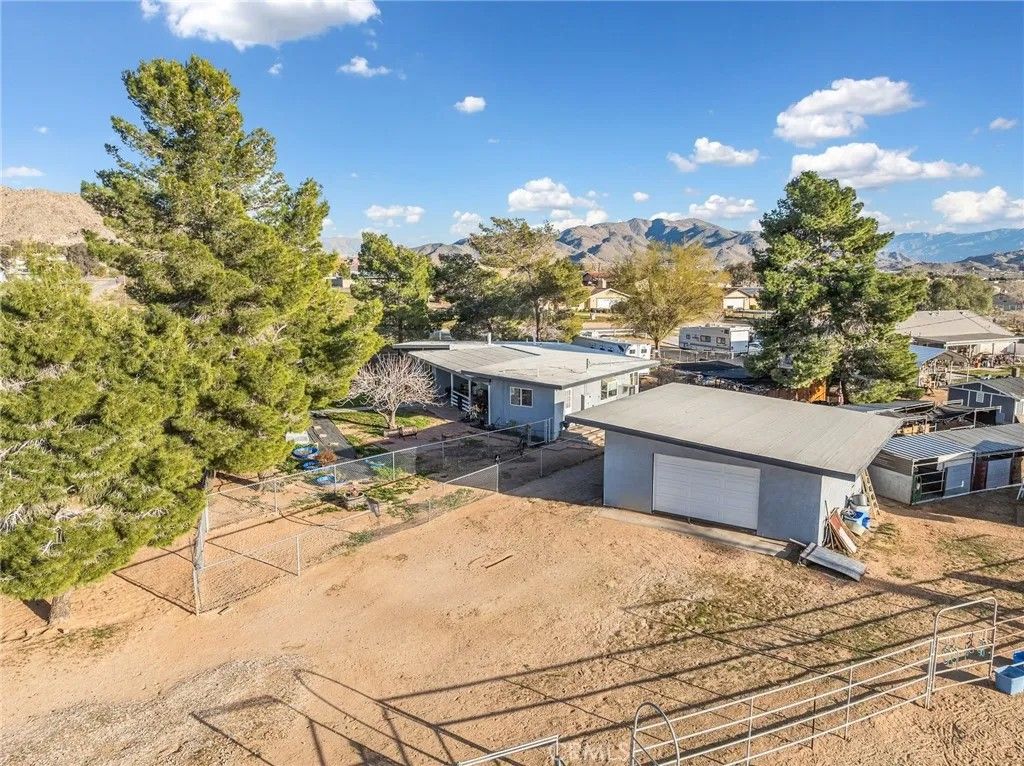 Photo of 22977 El Centro Rd, Apple Valley, CA 92307 (MLS # HD26022740)