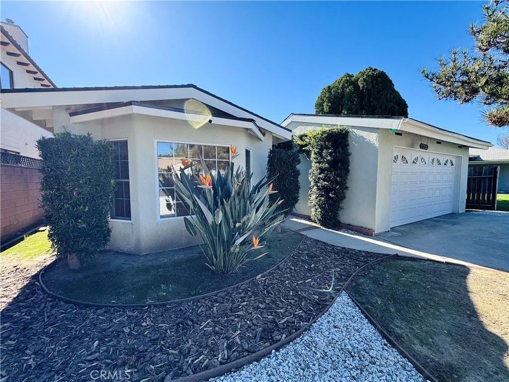 Photo of 12538 Collins St, Valley Village, CA 91607 (MLS # SR26062196)