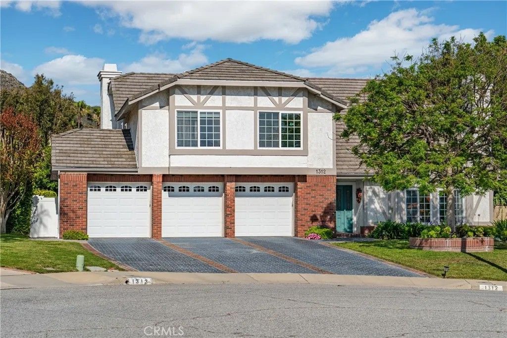Photo of 1312 Dubonnet Court, Oak Park, CA 91377 (MLS # SR26106932)