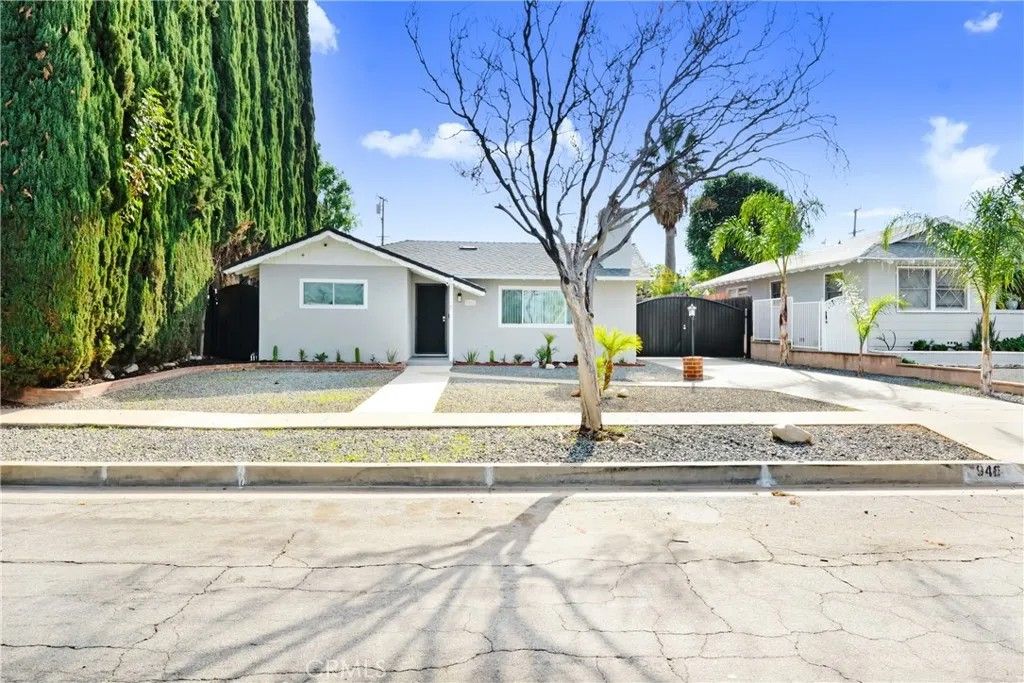 Photo of 946 W Kendall St, Corona, CA 92882 (MLS # PW25271310)