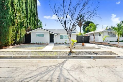 Photo of 946 W Kendall St, Corona, CA 92882 (MLS # PW25271310)