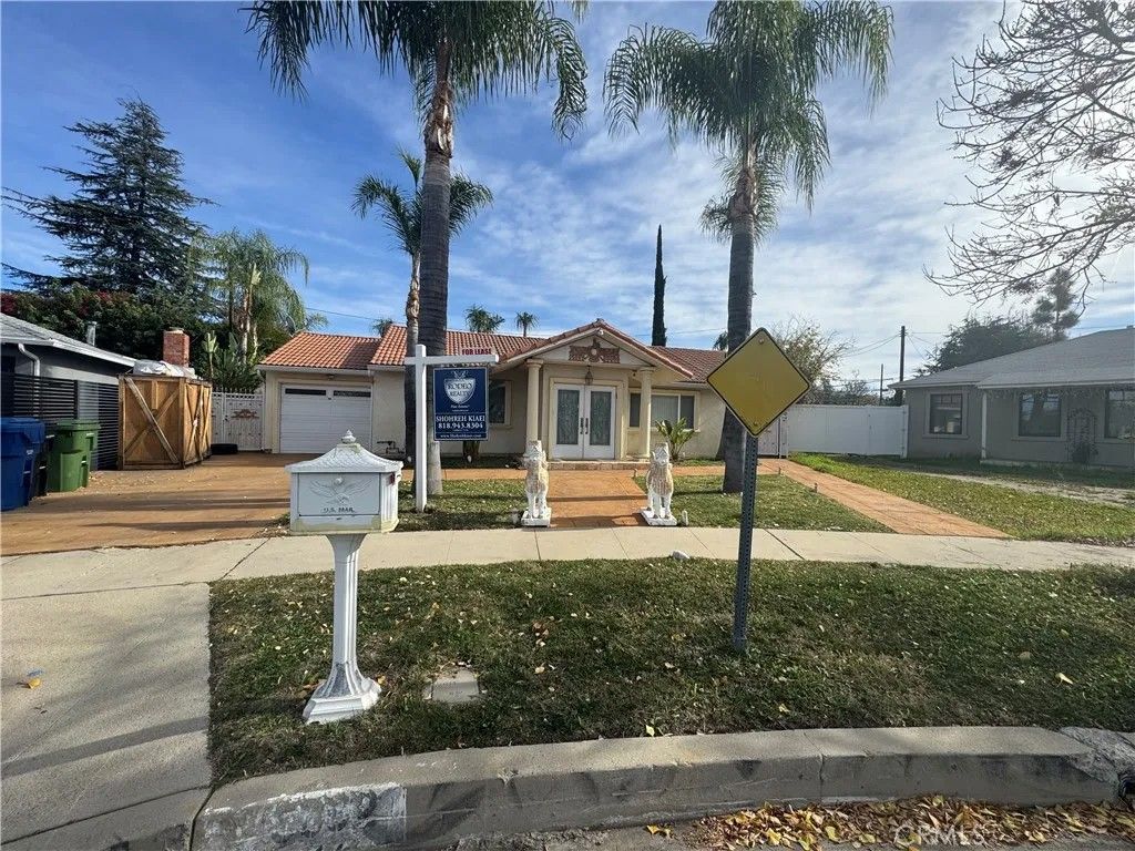 Photo of 5092 Chimineas, Tarzana, CA 91356 (MLS # SR25278372)