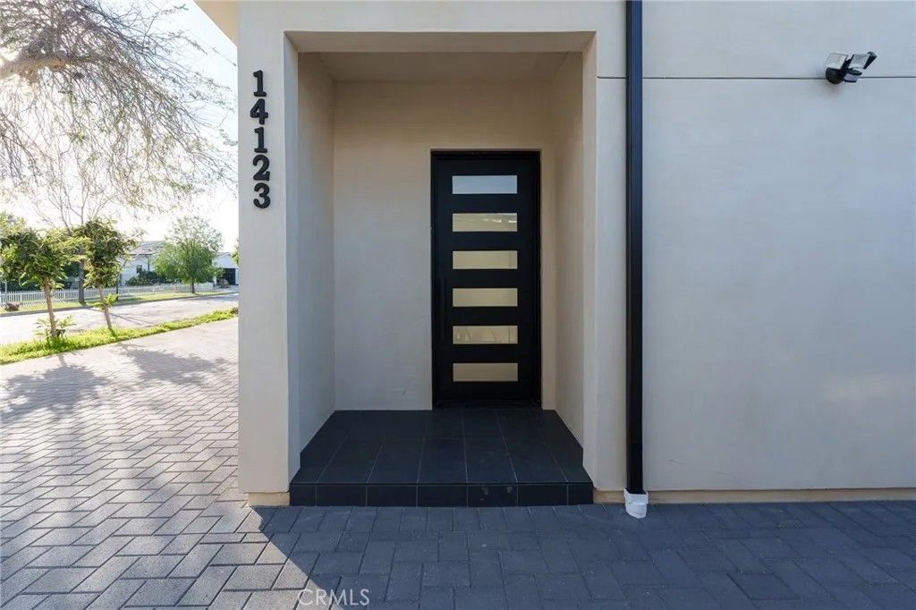 Photo of 14123 Emelita St, Sherman Oaks, CA 91401 (MLS # SR26004875)