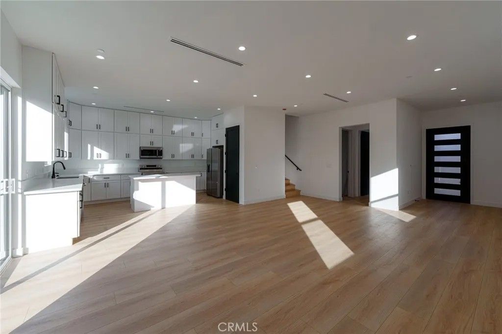 Photo of 14123 Emelita St, Sherman Oaks, CA 91401 (MLS # SR26004875)