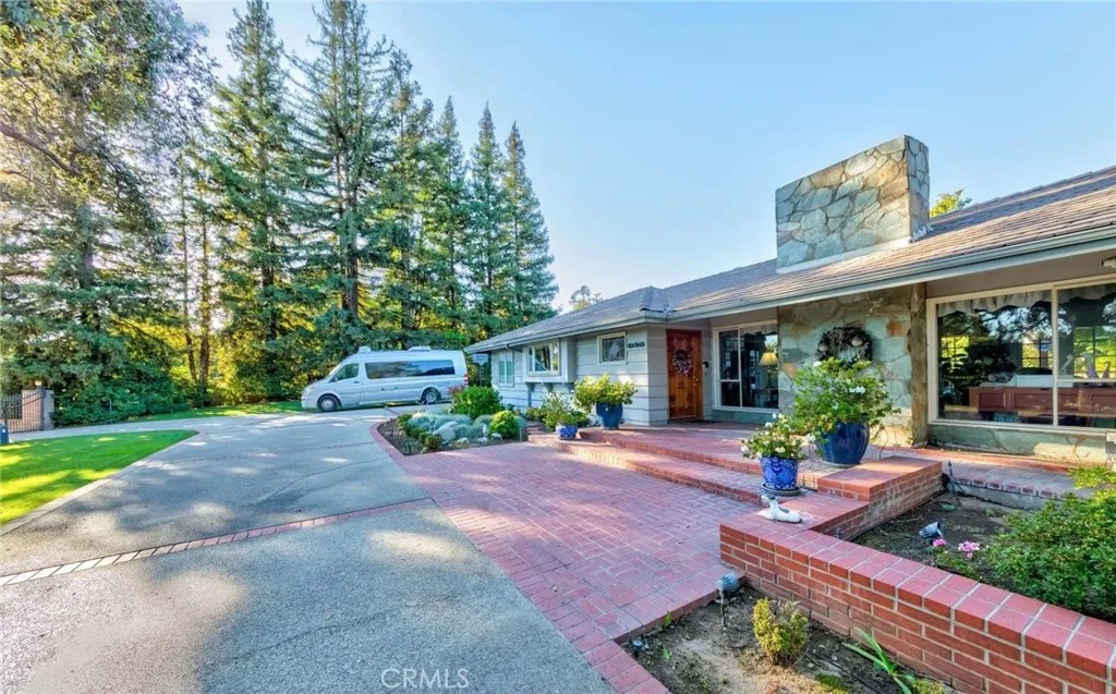 645 W Foothill Boulevard