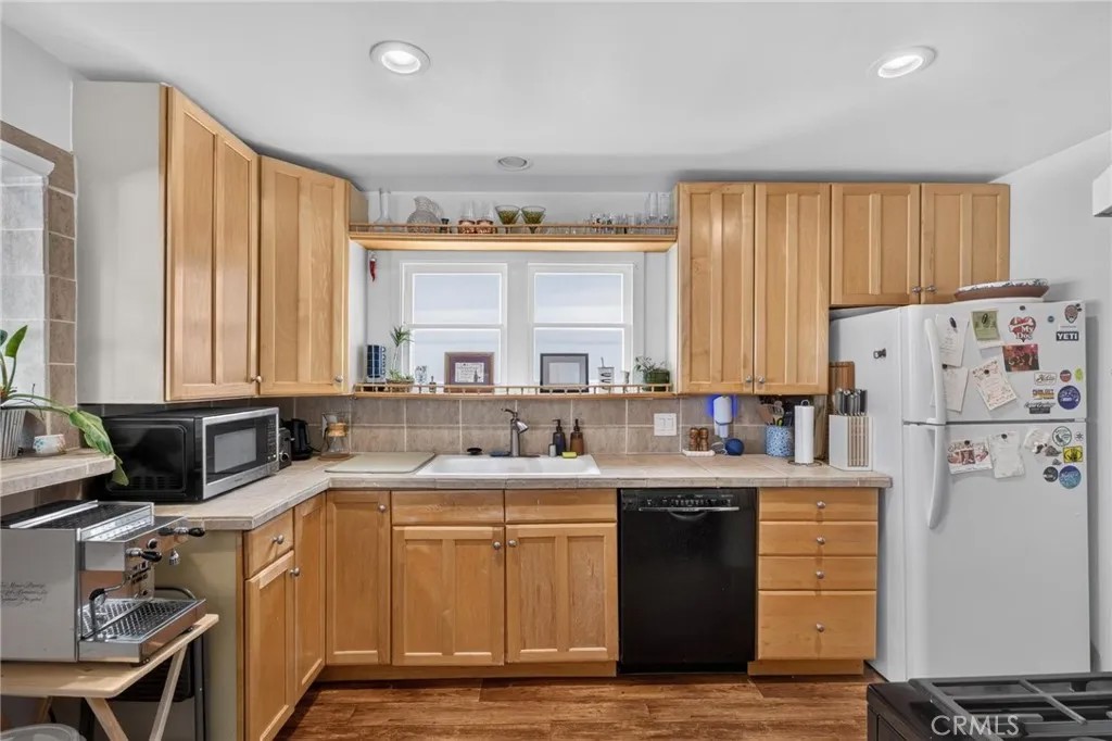 225 N Juanita