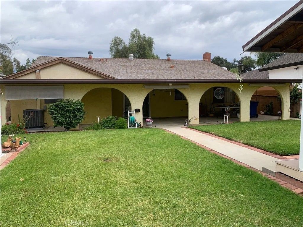 Photo of 8221 Greenbush AVE, Panorama City, CA 91402 (MLS # SR26098211)