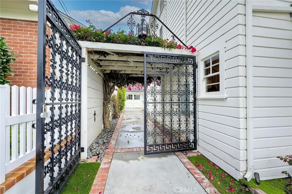 637 Arenas St.