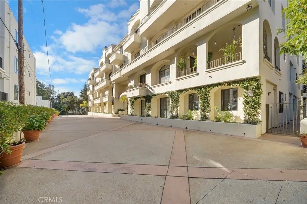Photo of 453 S Barrington Avenue #303, Los Angeles, CA 90049 (MLS # SR26017556)