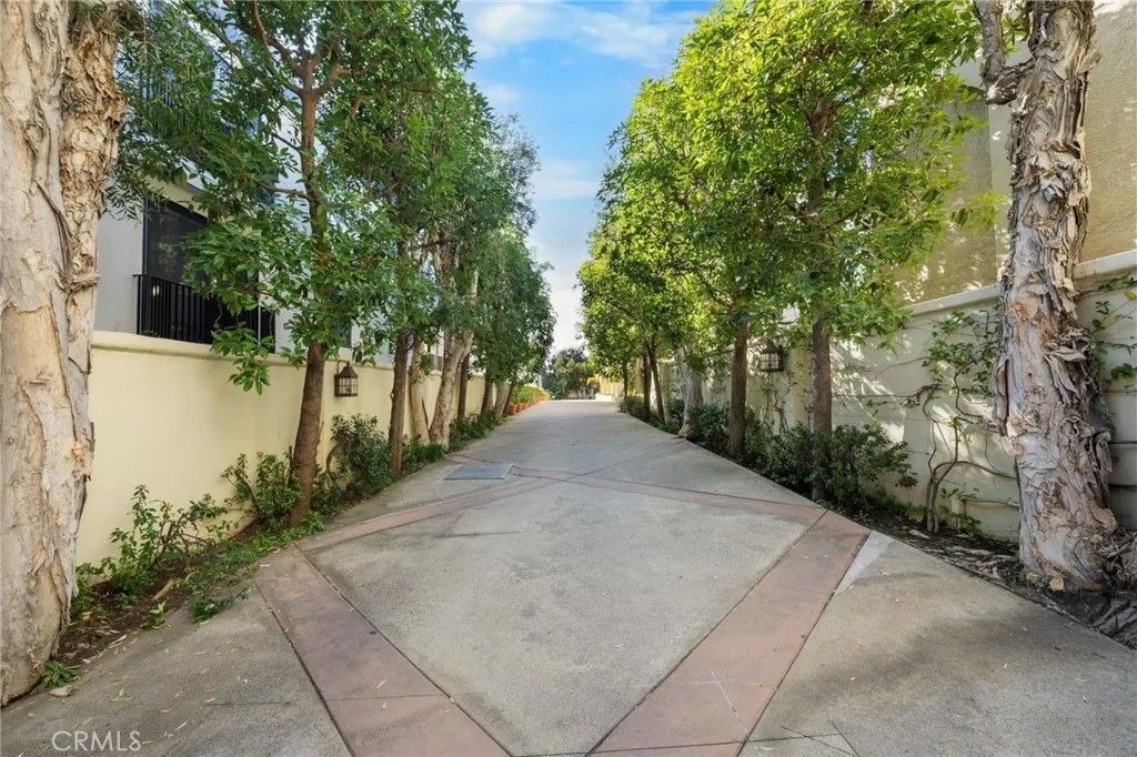 Photo of 453 S Barrington Ave, Los Angeles, CA 90049 (MLS # SR26017556)