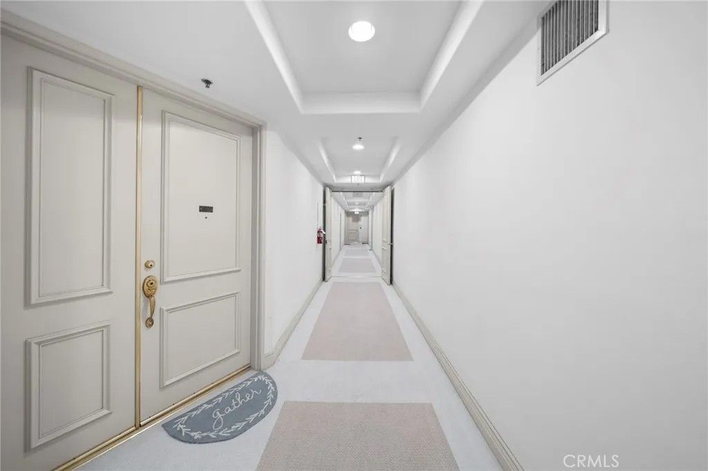 Photo of 453 S Barrington Avenue #303, Los Angeles, CA 90049 (MLS # SR26017556)