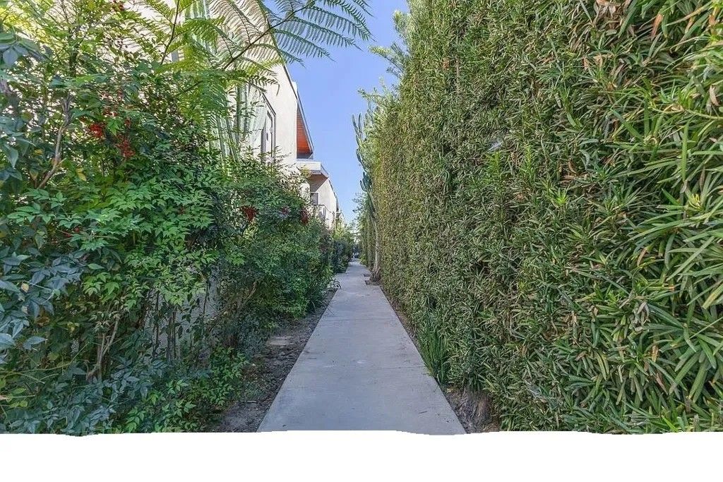 Photo of 12014 Kling St #11, Valley Village, CA 91607 (MLS # SR26082907)