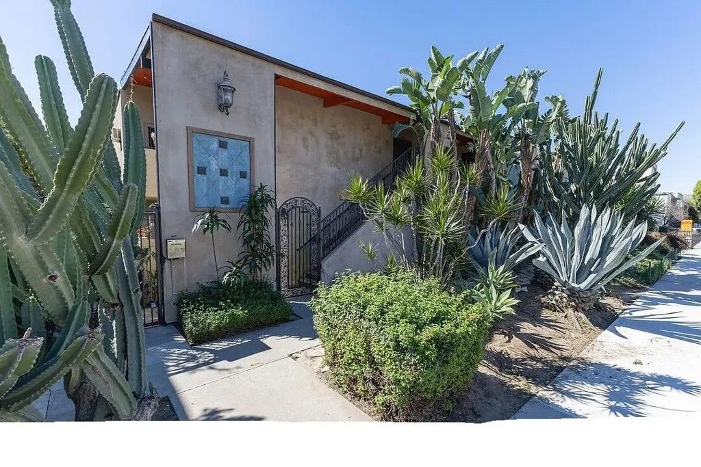 Photo of 12014 Kling St #11, Valley Village, CA 91607 (MLS # SR26082907)