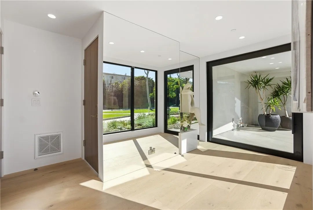 2910 Bayside